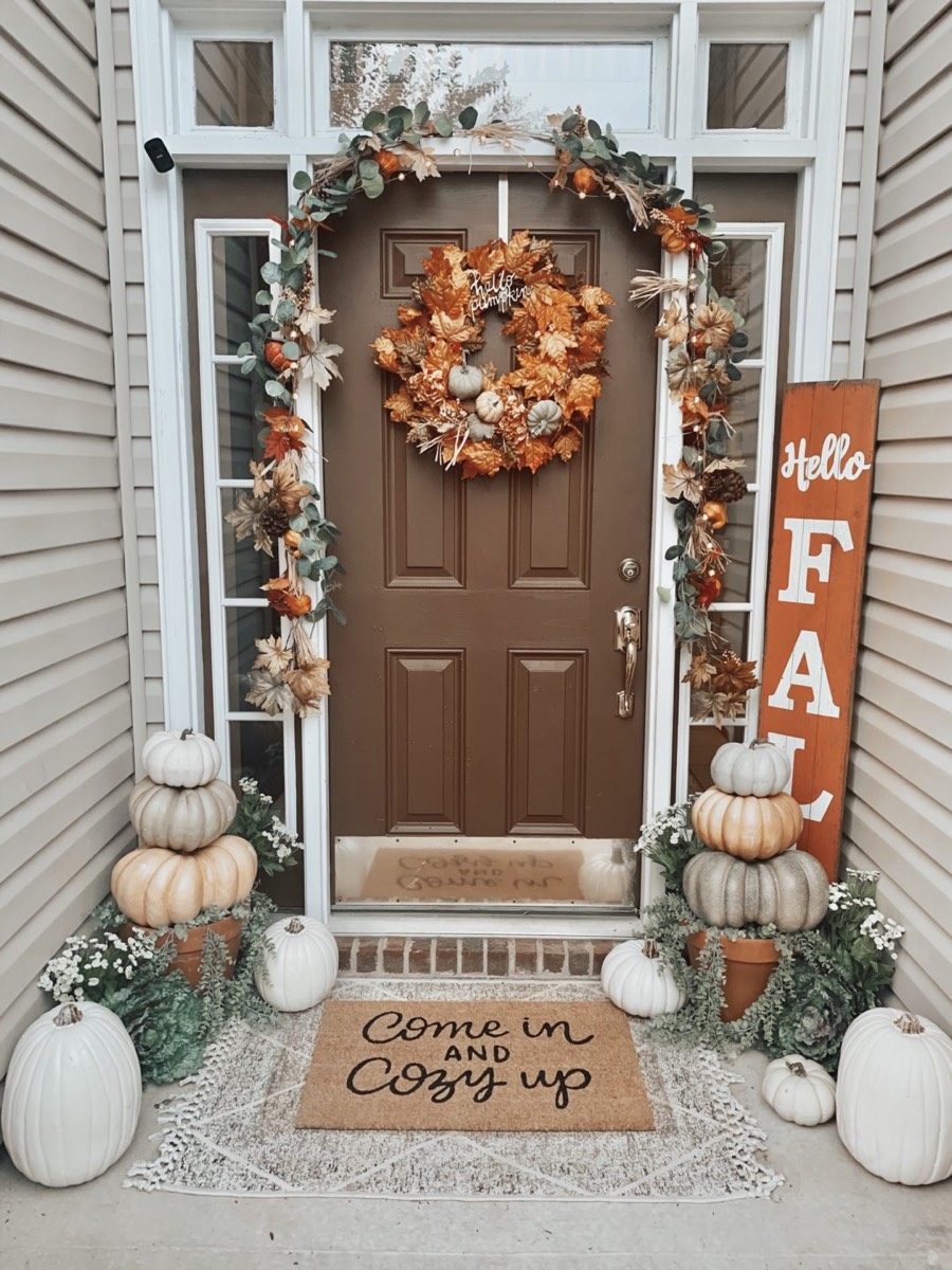 17 Cozy Fall Front Porch Decorating Ideas That Welcome Guests